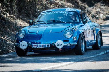 Novella, Corsica, Fransa - 7 Ekim 2022: Patrick Marchand ve Sylvie Queirolo 2022 Corse Tour de Historique 'de Alp A110' da yarışıyorlar..