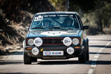 Novella, Corsica, Fransa - 7 Ekim 2022: Maria Teresa Armandans Vidal ve Anna Vives Tallo, Volkswagen Golf GTI 'de 2022 Corse Tour de Historique' de yarıştılar..