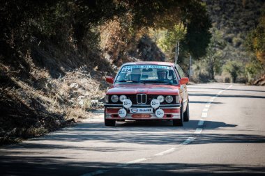 Novella, Corsica, Fransa - 7 Ekim 2022: Bernard Sarazin ve Jacques Assailly 2022 Corse Tour de Historique 'de BMW 323 ile yarışıyorlar..