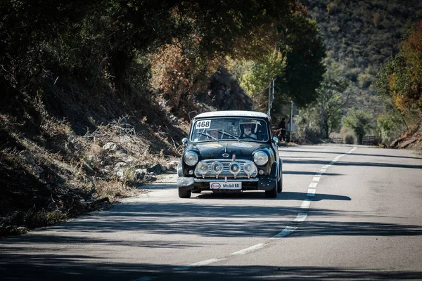 Novella, Corsica, Fransa - 7 Ekim 2022: Robert Curzon ve Thierry Escoffier, Austin Mini Cooper ile 2022 Tour de Corse Historique 'de yarıştılar..