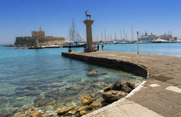 Porto di Rodi Mandraki con castello e statue simboliche di cervi, Grecia — Foto Stock