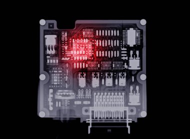 Motorsiklet kontrol ünitesinin X-ray görüntüsü veya ECU bir elektronik kontrol türüdür.