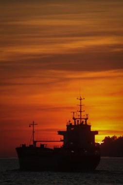 gün batımında tekne