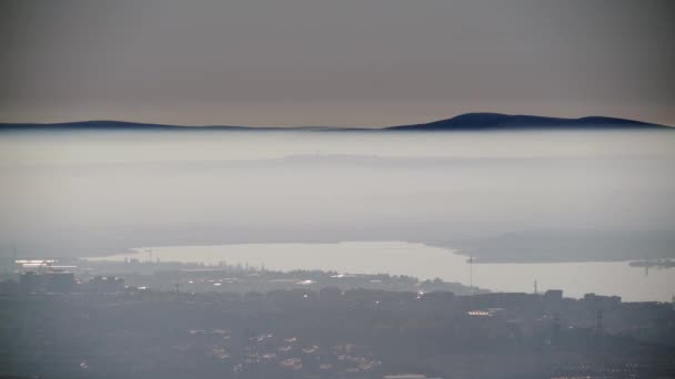 电影8K 7680X4320 60P 城里的房屋和街道都被雾笼罩了 雾由可见的云雾 水滴或悬浮在地球表面或接近地球表面的冰晶组成 科幻小说可以被认为是一种低洼地区的云彩 — 图库视频影像