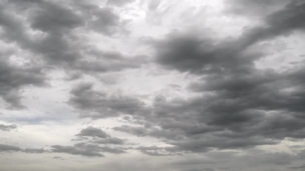 8Kスカイは灰色と憂うつな暗い嵐の雲で覆われています 最も曇り空の天気暗い接近嵐厚い曇りミックス時間の経過時間の経過が来る背景風景の自然を表示 — ストック動画