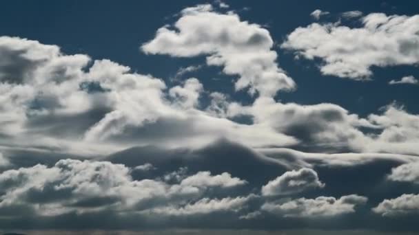 7680X4320 White部分的に青い空に雲 雲は大気中の分液滴の目に見える質量で構成されたエアロゾルです — ストック動画