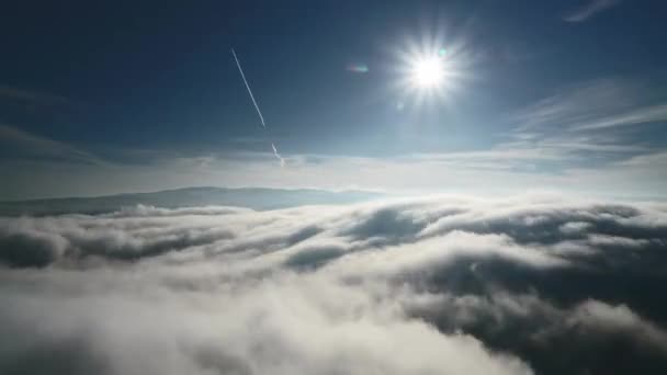 Sinematik 7680X4320 Yüzeyde Kara Coğrafyasında Sis Dağ Zirvesinden Yükselen Bulutların — Stok video