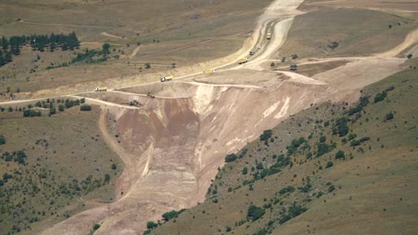 7680X4320 4320P Los Camiones Volquete Descargan Tierra Valles Dumper Utilizado — Vídeo de stock