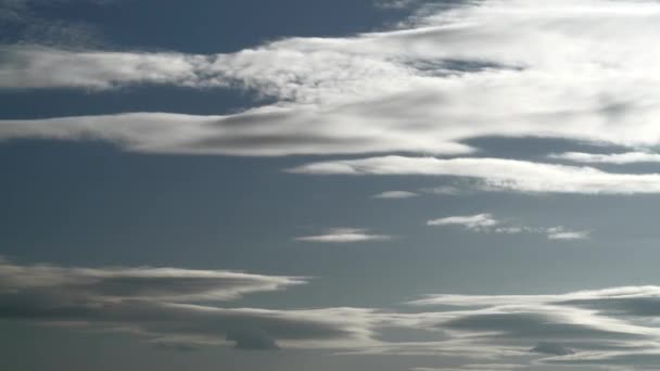 7680X4320 4320P 細い帯状のレンズ状の雲レンズ状の雲は 主に対流圏で形成される静止雲で 通常は風の方向に平行して形成されます — ストック動画