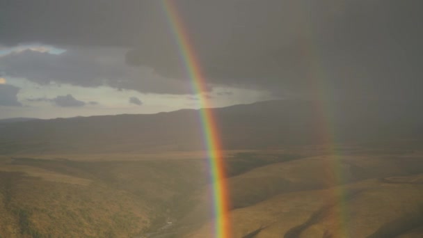 7680X4320 4320P Rainbow嵐の雨やほこりの雲の後 豪雨と豪雨の前に 大陸性陸生気候 木のない不毛の草原の丘 — ストック動画