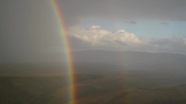 7680X4320 4320P Rainbow嵐の雨やほこりの雲の後 豪雨と豪雨の前に 大陸性陸生気候 木のない不毛の草原の丘 — ストック動画