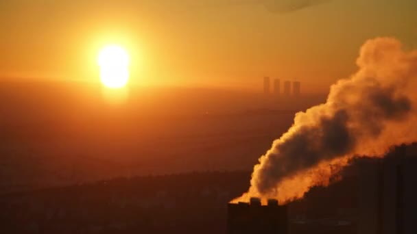 4320P 7680X4320 Industrial Cerobong Asap Mencemari Udara Saat Sunset Industrial — Stok Video