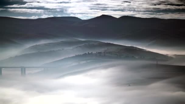Cinematic 7680X4320 Highway Bridge Clouds Valley Covered Sis Loud Araç — Stok video