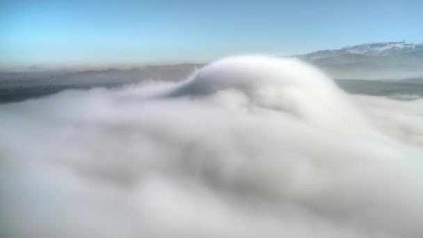 Cinemática 7680X4320 Por Encima Las Nubes Cumbre Montaña Enorme Nube — Vídeos de Stock
