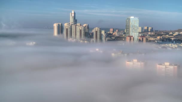 Cinemática 7680X4320 Niebla Que Cubre Los Edificios Apartamentos Ciudad Está — Vídeo de stock
