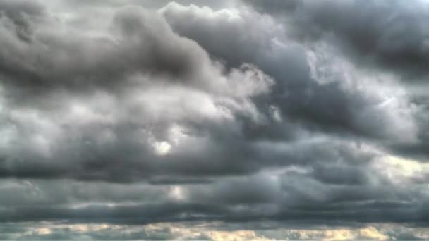 Sky Καλύπτονται Γκρίζα Και Καταθλιπτικά Σύννεφα Καταιγίδας Σύννεφο Συννεφιασμένο Αέρα — Αρχείο Βίντεο