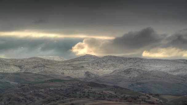 7680X4320 4320P Première Neige Sur Les Collines Standard Les Maisons — Video