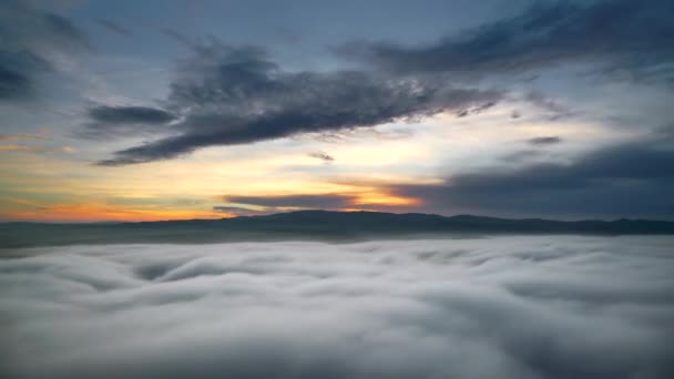 シネマティック8K 7680X4320 明け方の空には標準的な日の出の雲が動き その様子から霧の海が形成される 雲の上だ 平らな面だ 曇り混合晴れた日のミックス時間の経過Vasthill空中屋根付きの山の尾根素晴らしい素晴らしい素晴らしい素晴らしい — ストック動画