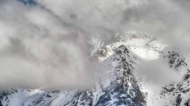 7680X4320 4320P Hdr雲の後ろに高高度の雪の山のピークを課す 山岳大陸性気候の天気 — ストック動画