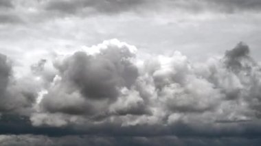 Sinematik 8K 7680x4320. Gri ve iç karartıcı fırtına bulutlarıyla kaplı. Bulut örtüsü bulutlu bulut miktarı olarak da bilinir. Belirli bir yerden bakıldığında gökyüzünün bulutlar tarafından gizlenmiş olduğu anlamına gelir. En bulutlu hava 