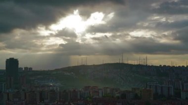 8K 7680X4320 p.p. Yüksek antenlerin arkasında günbatımı. Anten kulesi teknolojisi güneşli bir gün inşa ediyor. Son gün, bulutlar hızlanıyor. 