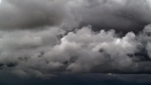 Cinematic 7680X4320 Sky Bedekt Met Grijze Deprimerende Sombere Stormwolken Wolkendek — Stockvideo