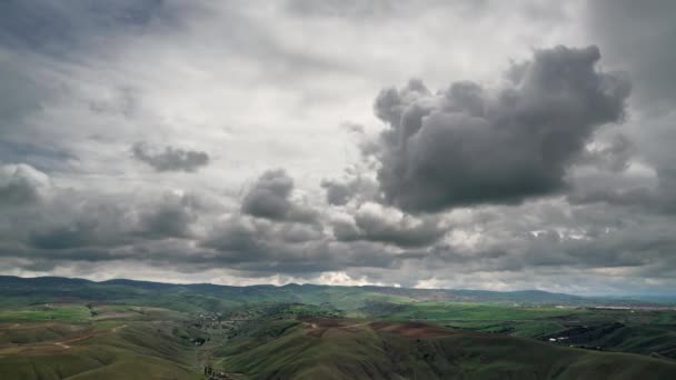 7680X4320 4320P Nubes Mixtas Variables Sobre Colinas Escasamente Cepilladas Sin — Vídeos de Stock