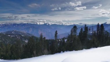 8K 7680X4320. Ormanın arkasındaki dağ sırası. Kışın karla kaplı dağ zinciri. Derin ve geniş vadi manzarası. Carpathian dağları Karpatlar Gerlach Gerlachov Tepesi. Tatra Ulusal Parkı, Preov, Slovakya.