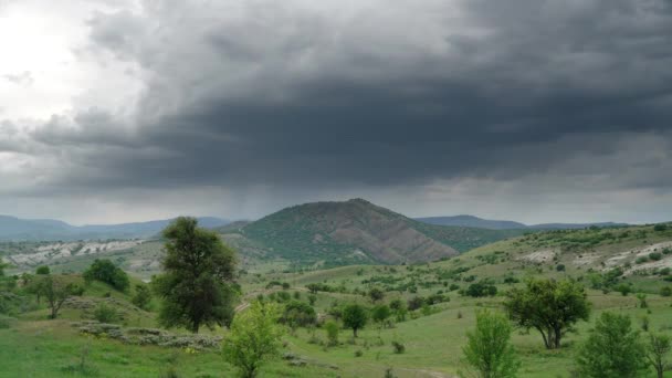 7680X4320 4320P Storm Cloud Meadow Moorland グリーンフィールド上の暗い嵐の雲 テンペストの前後の天気 ブラックグレーの積乱雲は 低気圧の自然時間が8Kを経過誘惑 — ストック動画