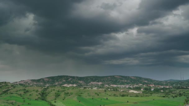 7680X4320 Çayırlık Arazide Fırtına Bulutları Yeşil Alan Üzerinde Kara Fırtına — Stok video