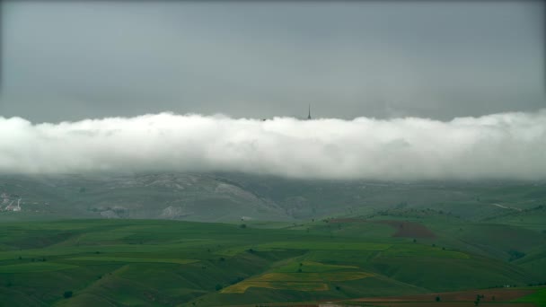 7680X4320 4320P White長いストライプの雲は緑のフィールドに分散します 木のない山の前で霧が通過します — ストック動画