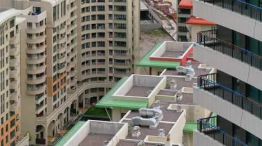 Sinema 8K 7680x4320. Modern şehirleşme ve inşaatlar. Metropolis 'in silueti. Büyük şehirde gökdelenler. Şehir binası, yüksek kule manzarası, zaman aşımına uğramış balkon evleri, şehircilik, kalabalık kaos..