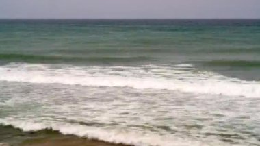 8K 7680X4320. Okyanus dalgalarının hızlandırılmış videosu. Denizde nesne yok. Kubbeli suyun rengi yeşil ve mavi..