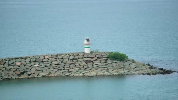 7680X4320 Farol Concreto Breakwater Solar Painel Edifício Uma Árvore Mole — Vídeo de Stock