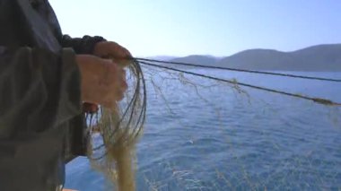 Balıkçı ağları kayıkta toplanır. Bir balıkçı ağları toplar. Plastik şamandıralara bağlı naylon ağlar. Balık ağları. Ağlar ağa benzer bir yapıda örülmüş liflerden yapılır..