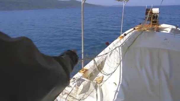 Las Redes Pesca Reúnen Barco Pescador Recoge Redes Red Nylon — Vídeos de Stock