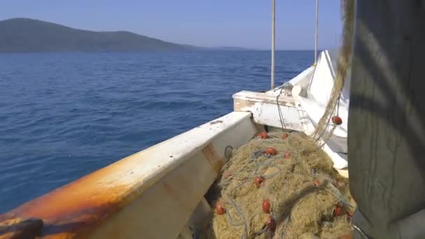 Fischernetze Sammeln Sich Auf Dem Fischerboot Ein Fischer Sammelt Fischernetze — Stockvideo