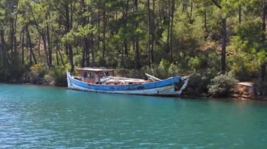 4K. Ege Denizi 'nin en eski teknesidir. Tirhandil, Ege Denizi' ndeki en eski gemi türüdür. Tirhandils, Ege yelkenlilerinin geleneksel unsurlarını taşır. İki gemi direği, bir melon yelkenli yelken..