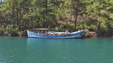 4K. Ege Denizi 'nin en eski teknesidir. Tirhandil, Ege Denizi' ndeki en eski gemi türüdür. Tirhandils, Ege yelkenlilerinin geleneksel unsurlarını taşır. İki gemi direği, bir melon yelkenli yelken..
