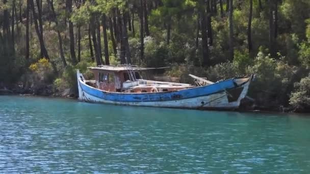 Ένα Εγκαταλελειμμένο Παλιό Ιστορικό Ξύλινο Σκάφος Πάνω Στη Θάλασσα Στην — Αρχείο Βίντεο