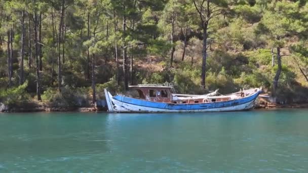 Een Verlaten Oude Historische Houten Boot Zee Aan Rand Van — Stockvideo