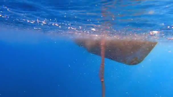 Fishing Net Pendurado Barco Sob Mar Underwater Pesca Fundo Azul — Vídeo de Stock