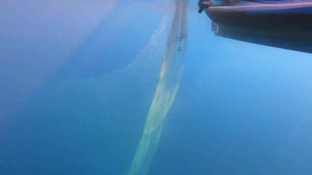 4K釣り網は海の下のボートからぶら下がっています 深い青の海の水中釣り スパイラルライン魚網 無限に伸びる亀 トラップスネア待ち伏せデコイルアーEnnareアンブスケード動物の伝統的な近代的な船のサンダル河口 — ストック動画