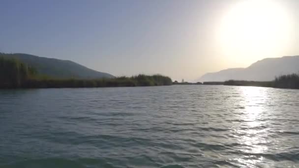 Řeka Obklopená Rákosím Rovinaté Pláně Kamera Pohybuje Vodní Hladině Sladkovodní — Stock video