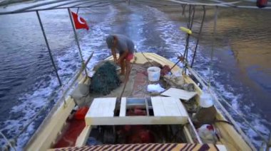 4K Türk balıkçıları Türkiye 'de tekneyle denize açılıyorlar. Küçük bir balıkçı teknesinde balık ağları. Kıyı sahili sahil kıyısı kıyı kıyısı kıyı kıyısı kıyı kıyısı deniz kıyısında deniz kenarlı okyanus, deniz kenarlı sanayi sanayii okyanusu manzarası