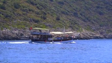 4K.Gezi teknesi denizde kayalık adalarda yelken açıyor. Tekne turları için genellikle tekne turları kullanılır. Tekne turistik nedenlerden dolayı nispeten küçük bir tekne turu, genellikle aynı yerde başlayıp aynı şekilde biter. 