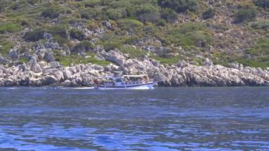 4K.Gezi teknesi denizde kayalık adalarda yelken açıyor. Tekne turları için genellikle tekne turları kullanılır. Tekne turistik nedenlerden dolayı nispeten küçük bir tekne turu, genellikle aynı yerde başlayıp aynı şekilde biter. 