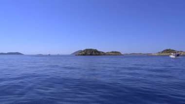 4K.Gezi teknesi denizde kayalık adalarda yelken açıyor. Tekne turları için genellikle tekne turları kullanılır. Tekne turistik nedenlerden dolayı nispeten küçük bir tekne turu, genellikle aynı yerde başlayıp aynı şekilde biter.