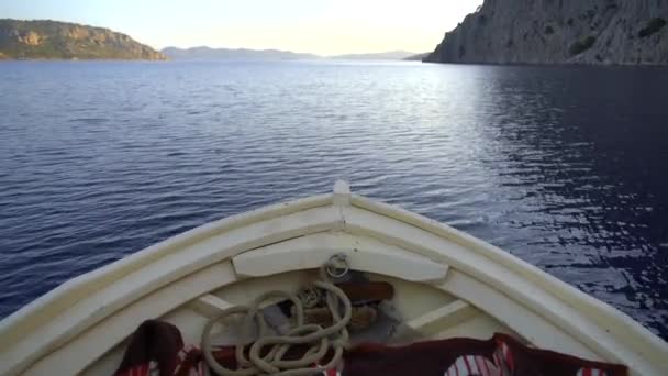 Boeg Van Een Witte Houten Boot Varen Zee Een Dik — Stockvideo