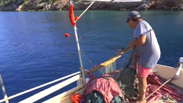 Pescador Que Puxa Rede Pesca Mar Pelo Método Tradicional Rede — Vídeo de Stock